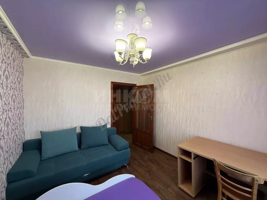 Продам 2к квартиру на кв.Комарова ,6/9эт