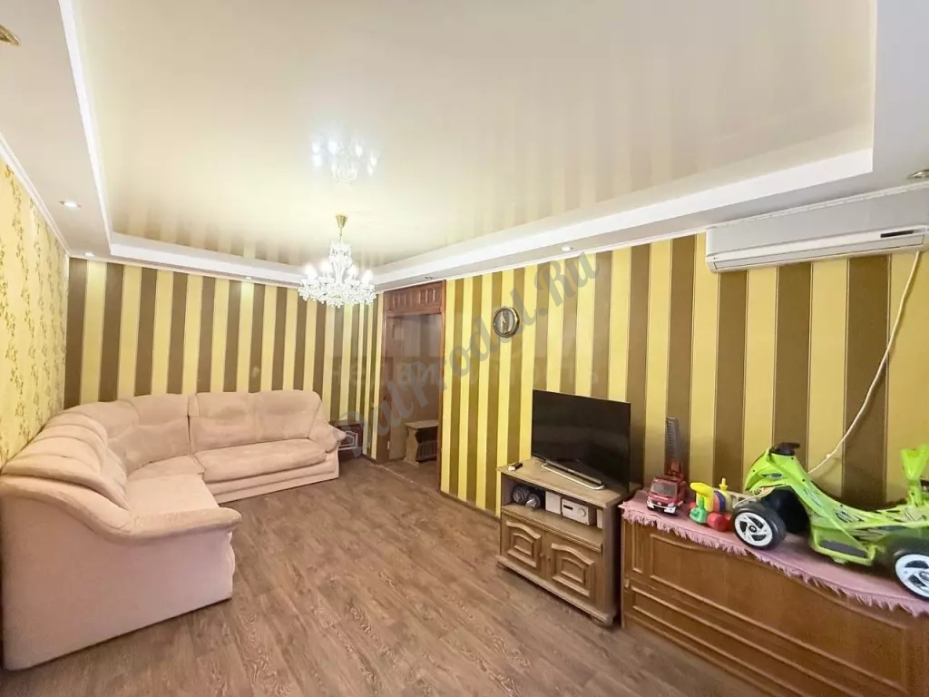 Продам 2к квартиру на кв.Комарова ,6/9эт