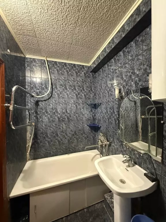 Продам 2к квартиру на кв.Комарова ,6/9эт