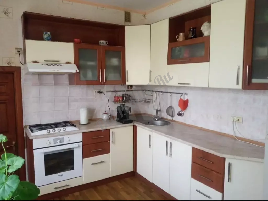 Продам 2-х этажный дом в городе Луганск район гостиницы "Турист"