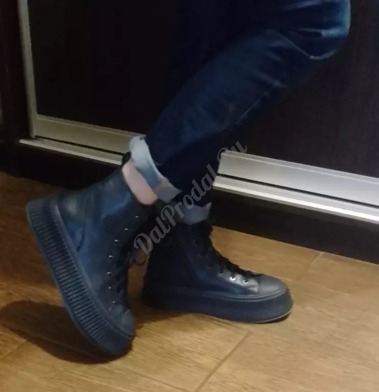 Продаются женские ботинки