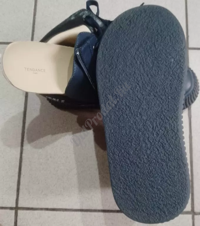 Продаются женские ботинки