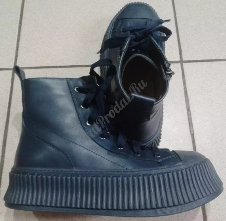 Продаются женские ботинки