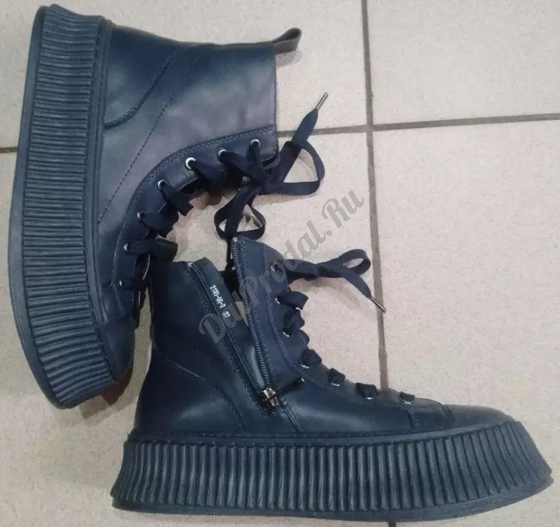 Продаются женские ботинки