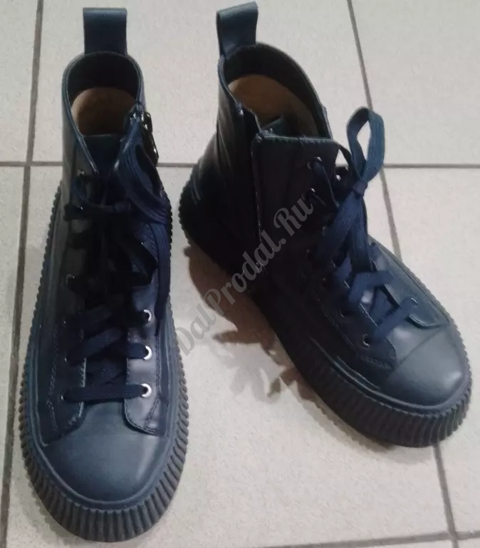 Продаются женские ботинки