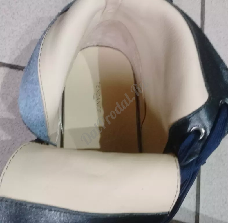 Продаются женские ботинки