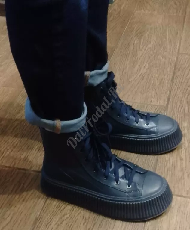Продаются женские ботинки