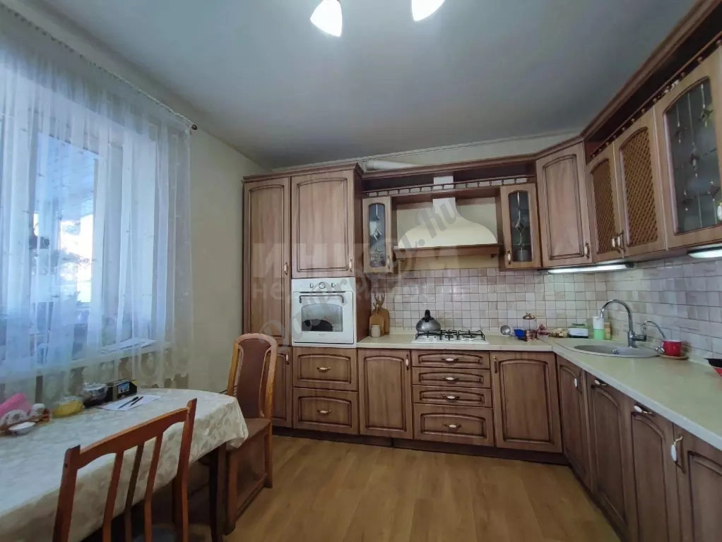Продам дом 285 м2 в городе Луганск район "Черного Кота "