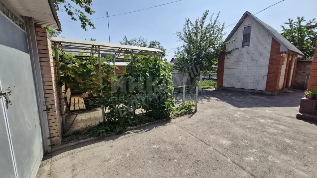 Продам 2-х этажный дом в городе Луганск